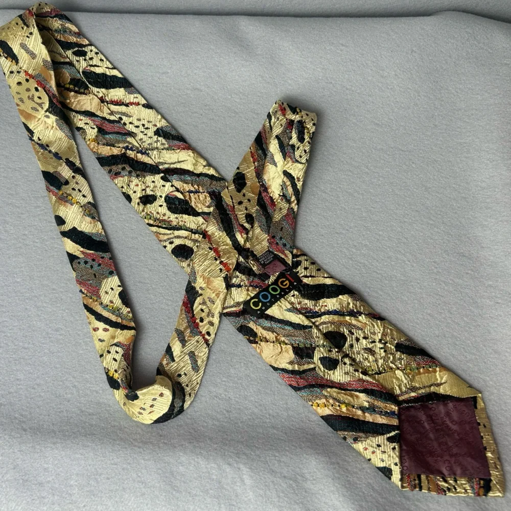 COOGI VTG Men's Gold Abstract Pattern 100% Silk‎ Tie Black Red  Accents